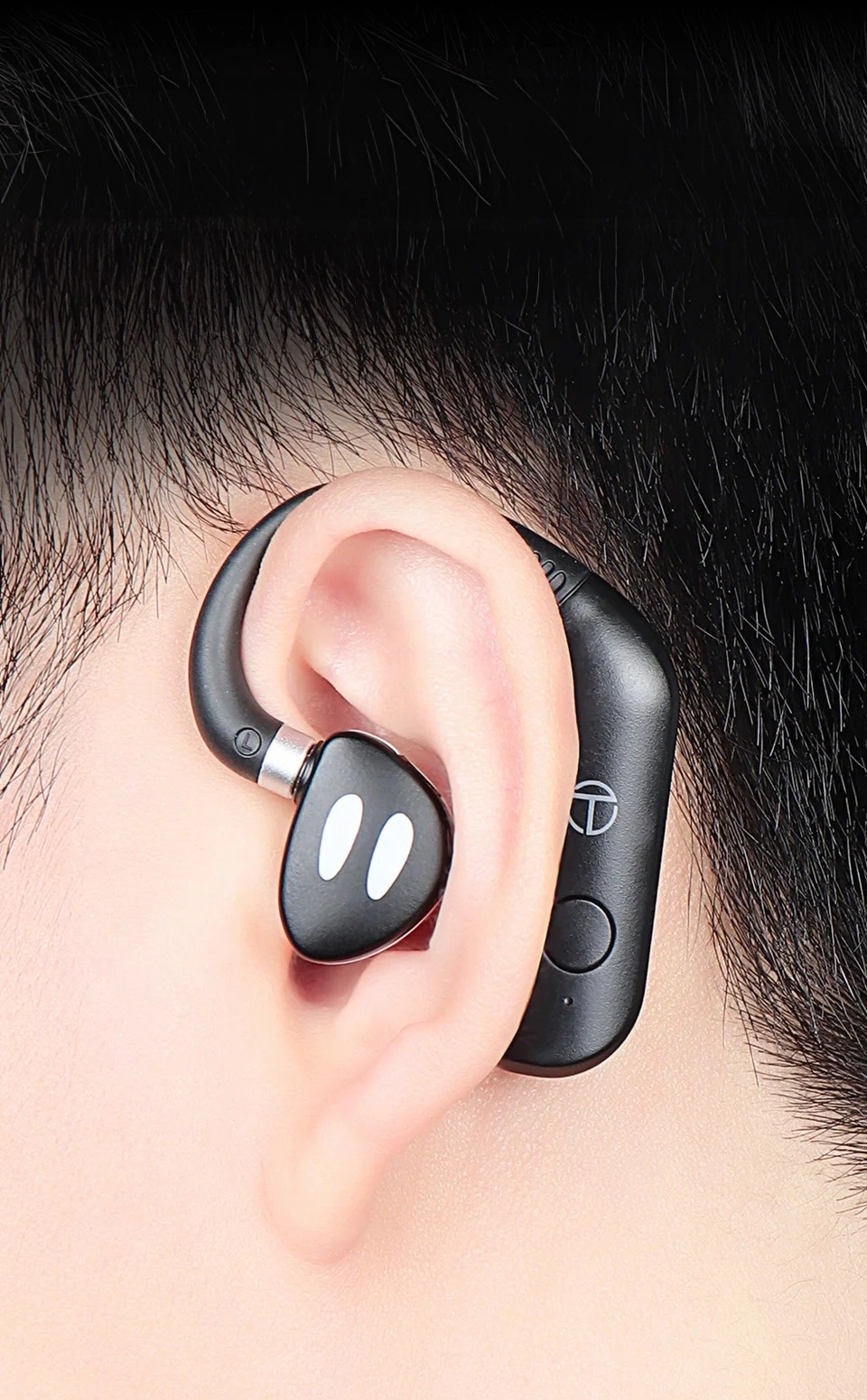 TRN BT20 Pro connected to TRN ORCA in the man's ear