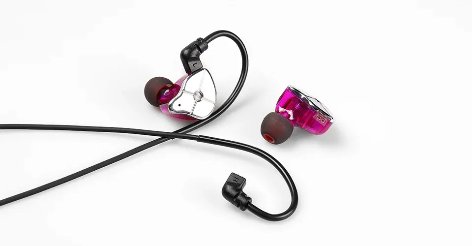 TRN BT3S connected to one pink earphone