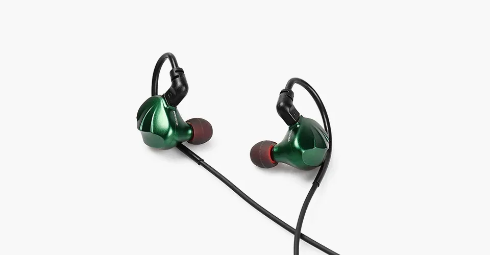 TRN BT3S's connectors with green earphones