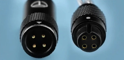4-pin jack and 4-pin cable