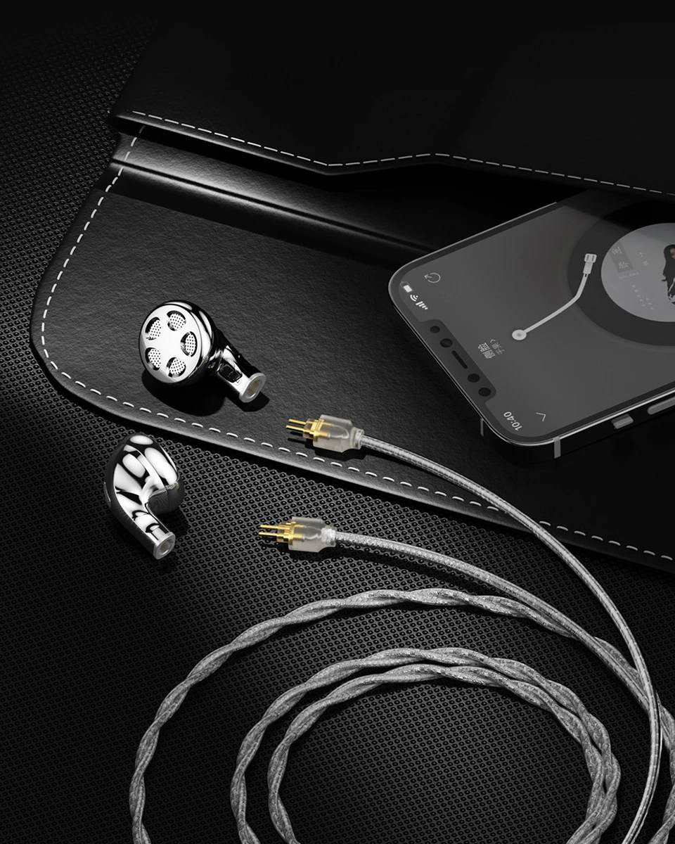 TRN Seahorse Pro next to smartphone